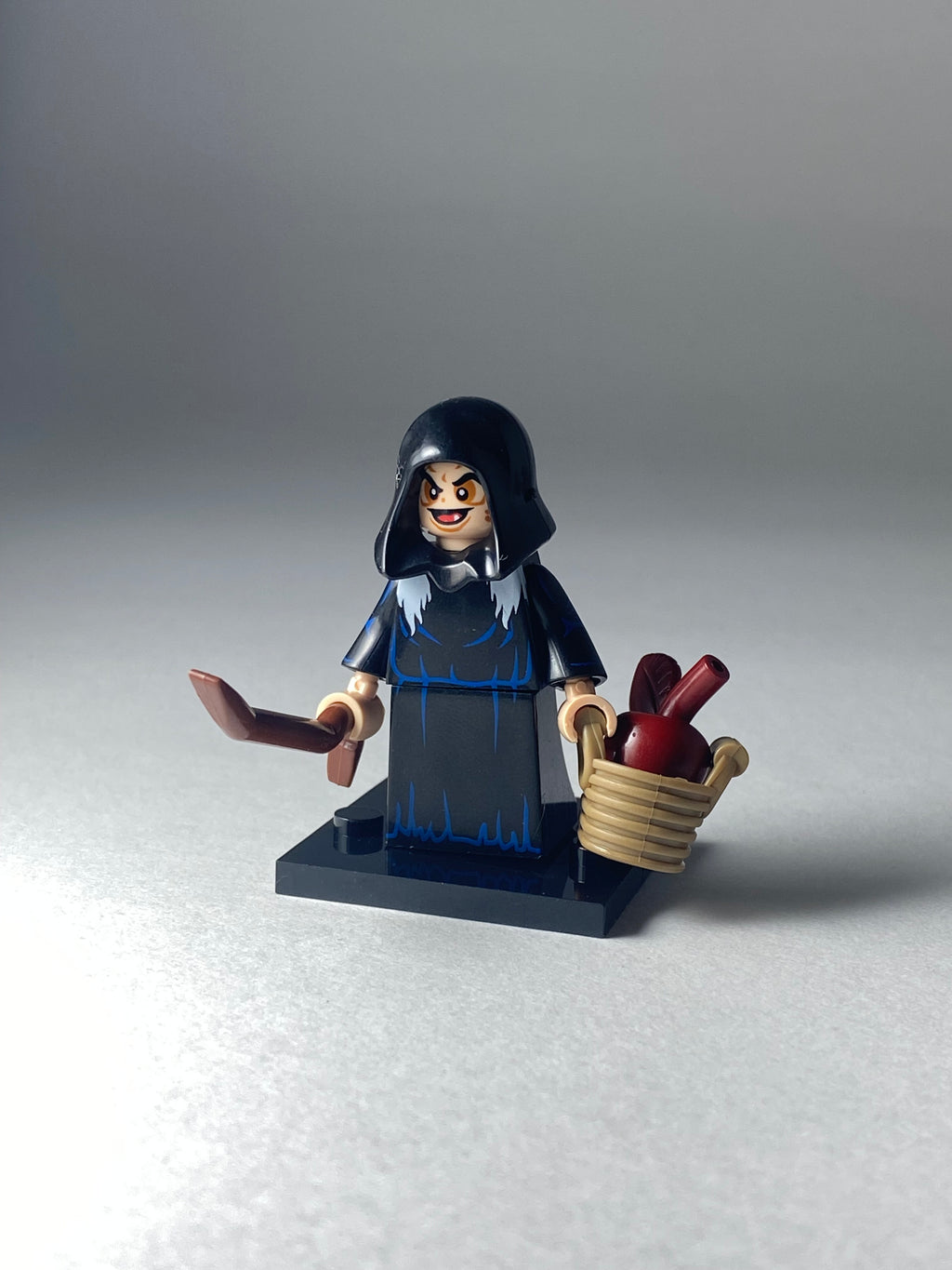 Old Witch Strega Queen Grimhilde