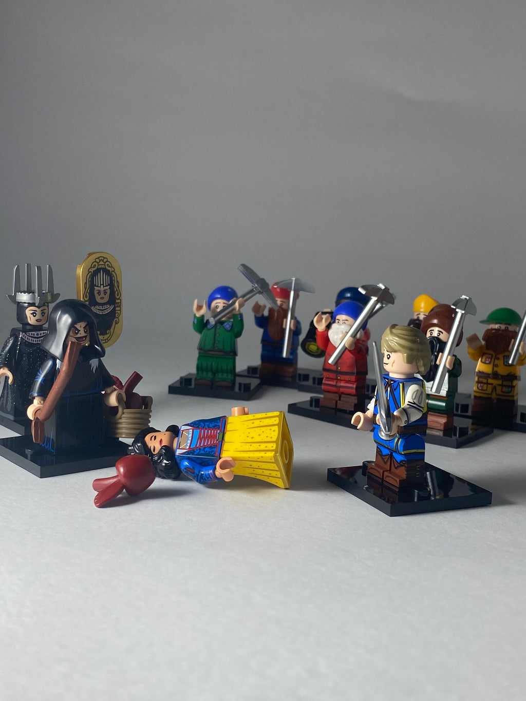 Snow White cast Biancaneve