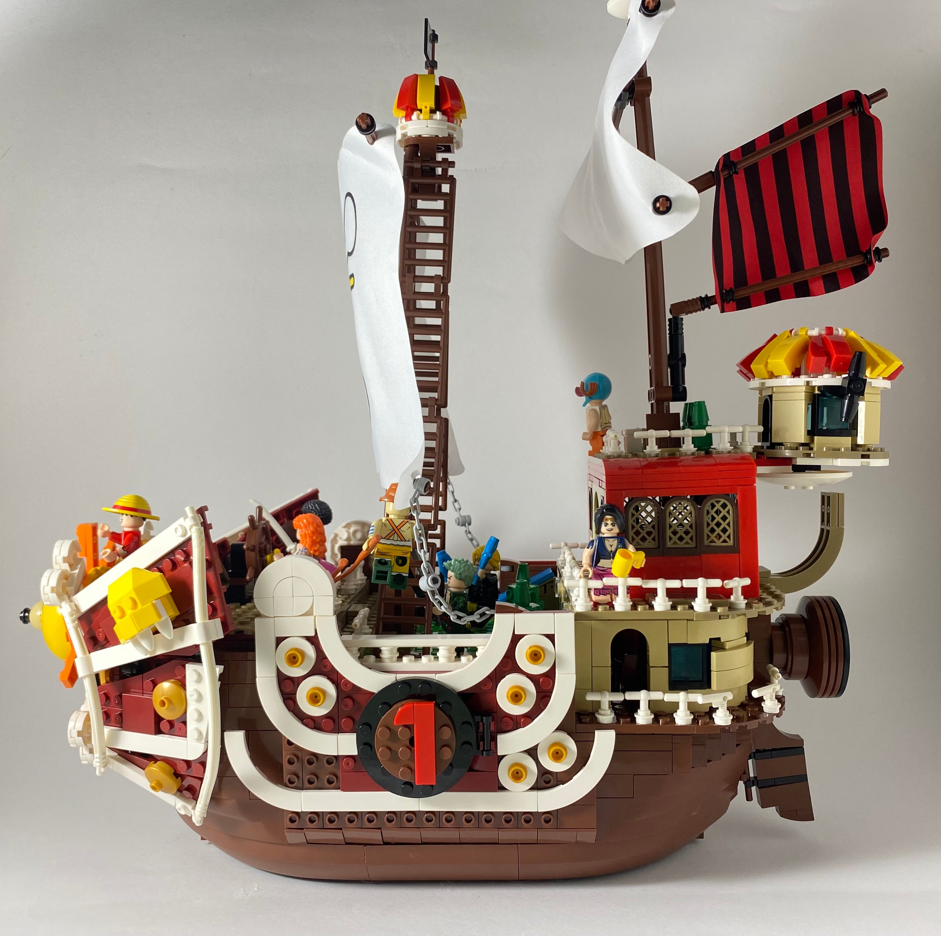 Thousand Sunny Ship nave and Mugiwara crew