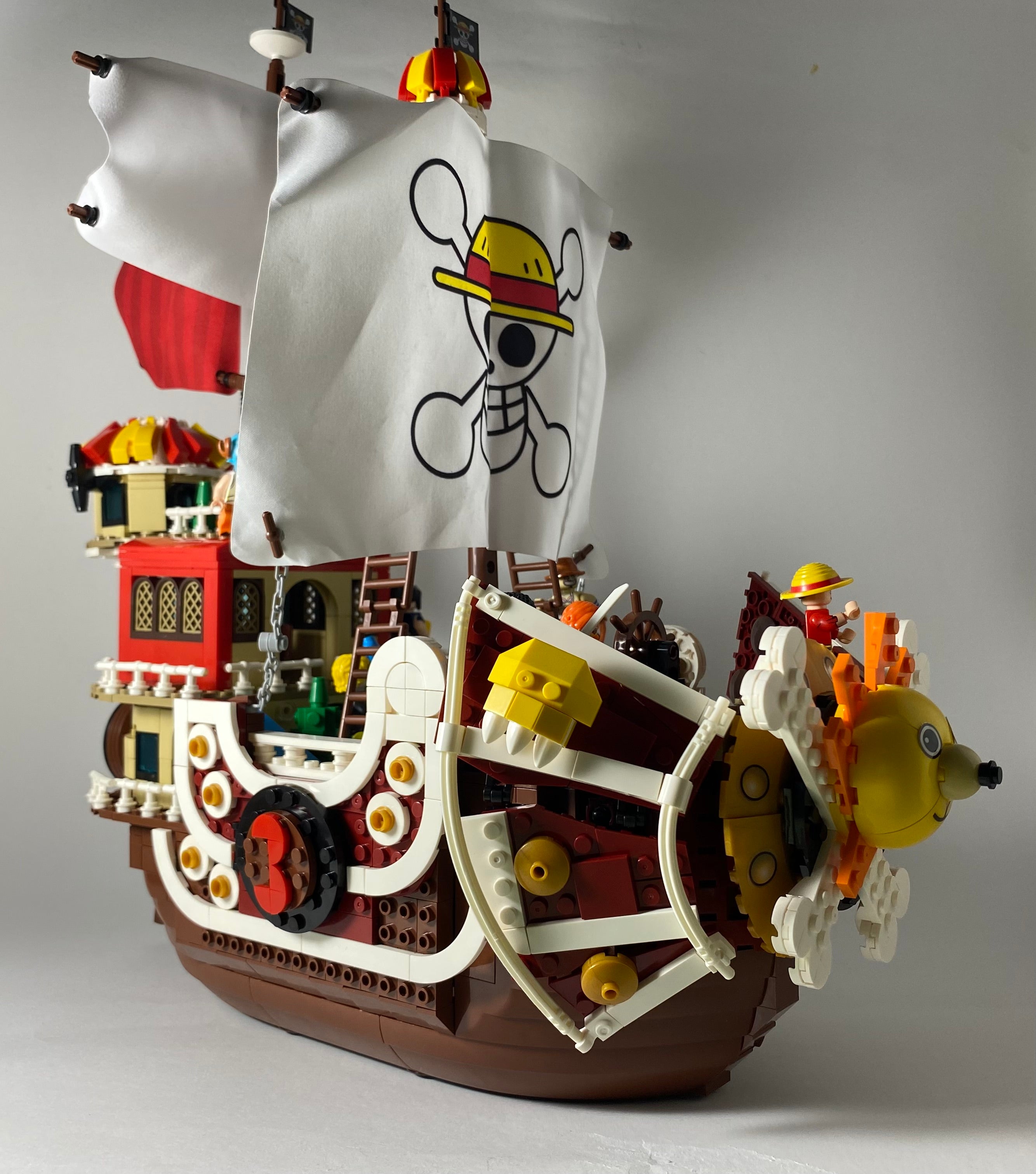 Thousand Sunny Ship nave and Mugiwara crew