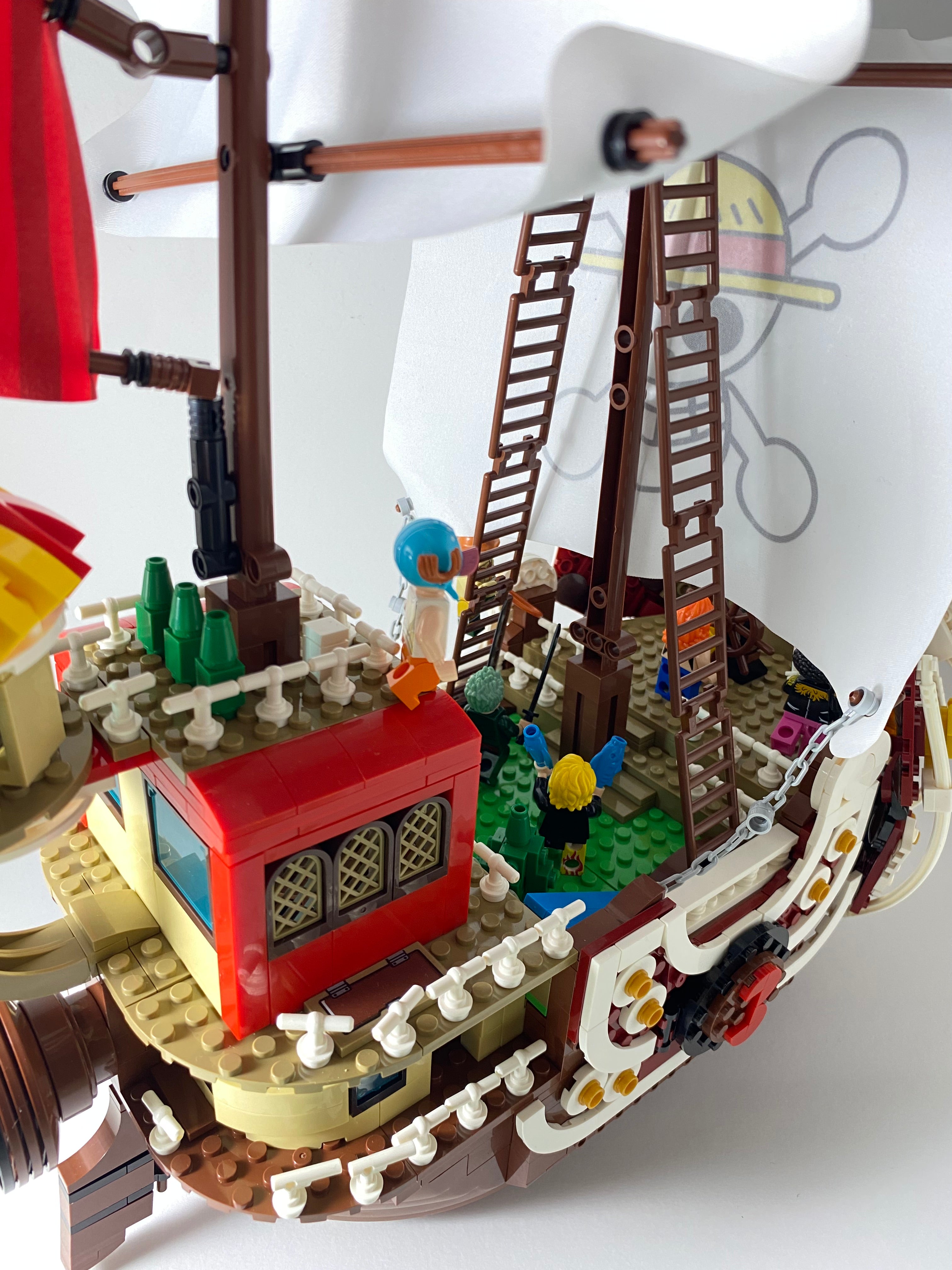 Thousand Sunny Ship nave and Mugiwara crew