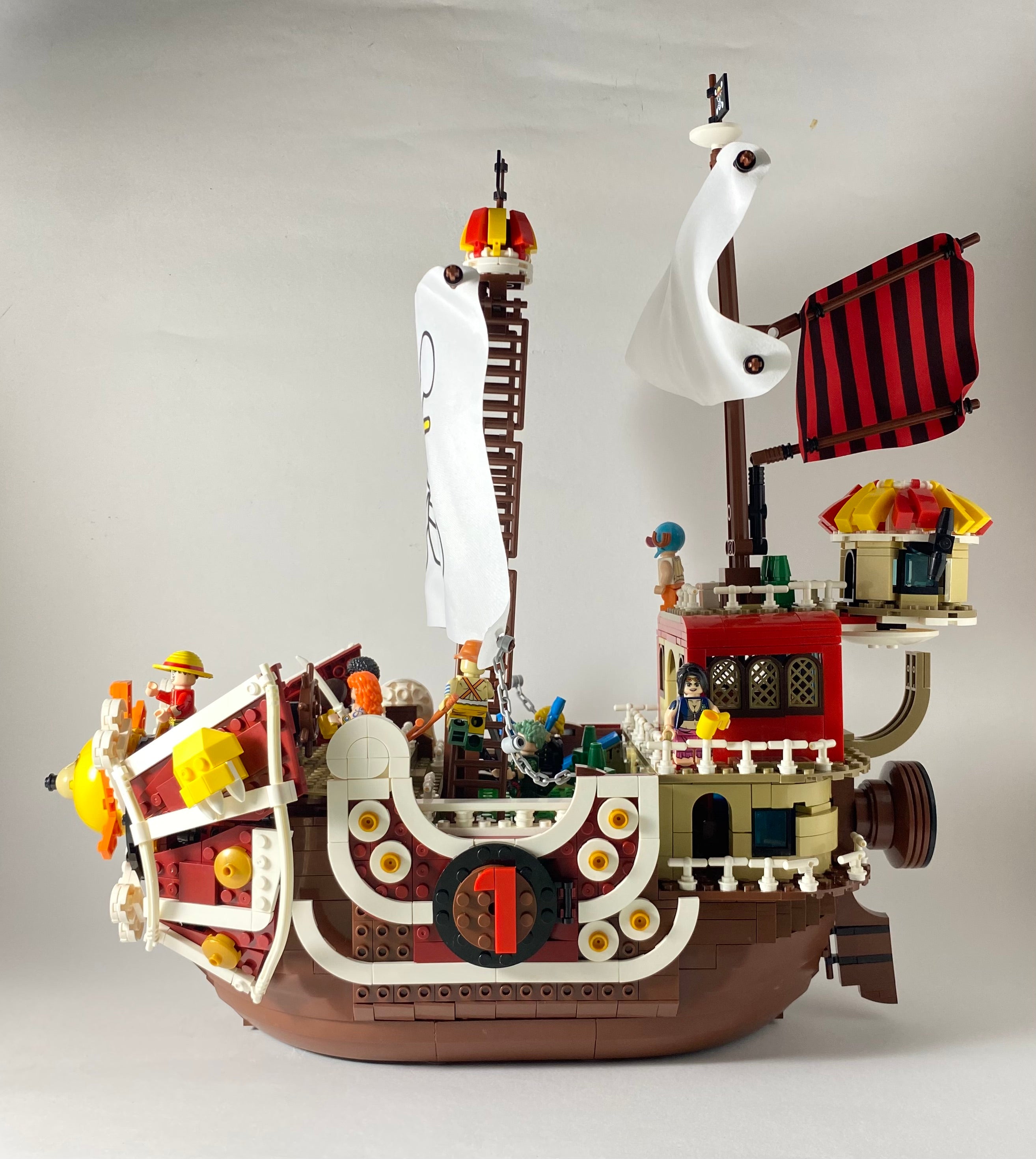 Thousand Sunny Ship nave and Mugiwara crew