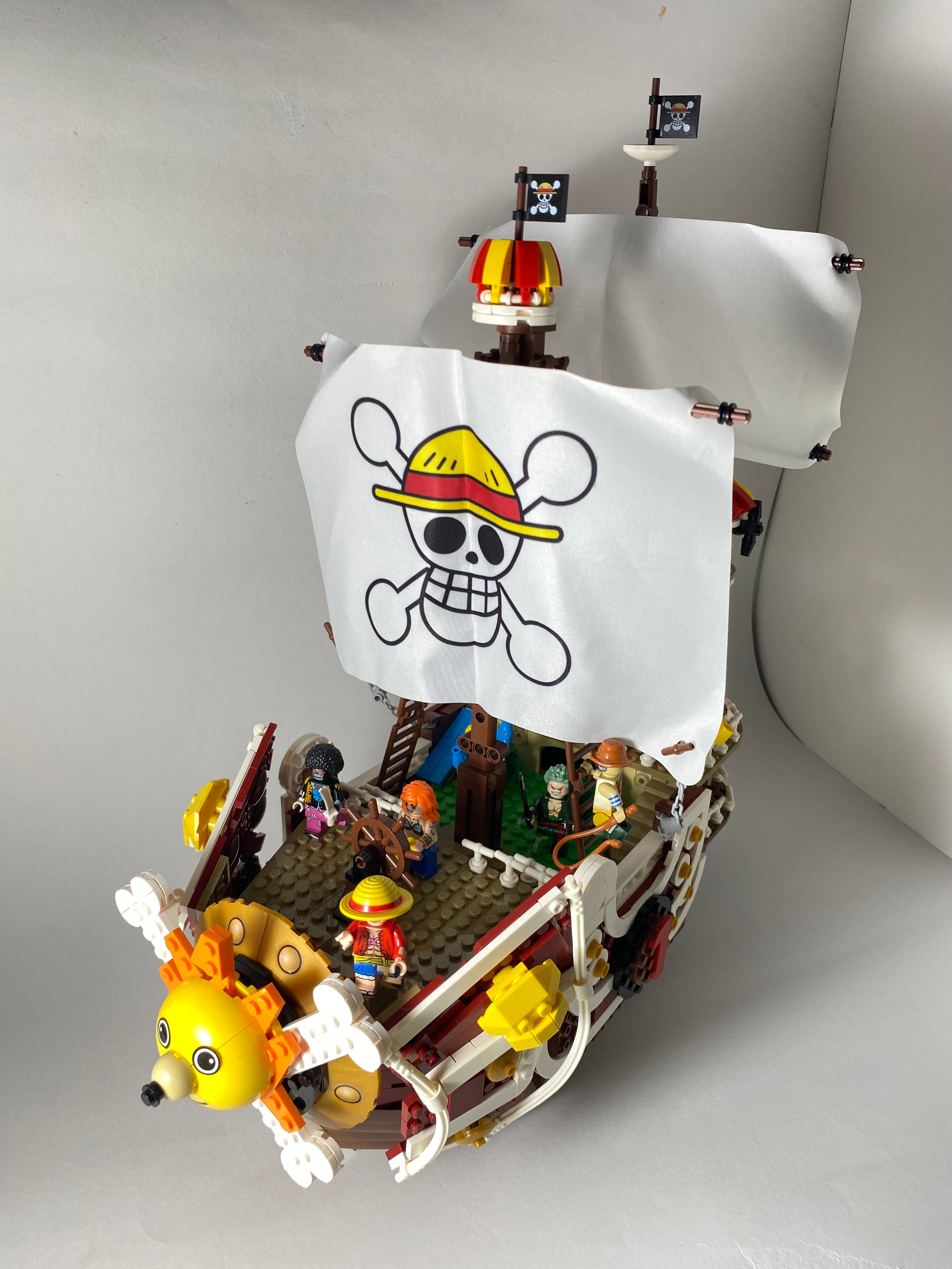 Thousand Sunny Ship nave and Mugiwara crew