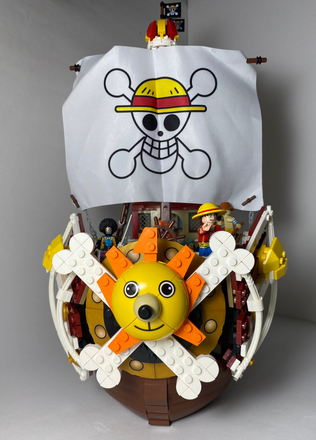 Thousand Sunny Ship nave and Mugiwara crew