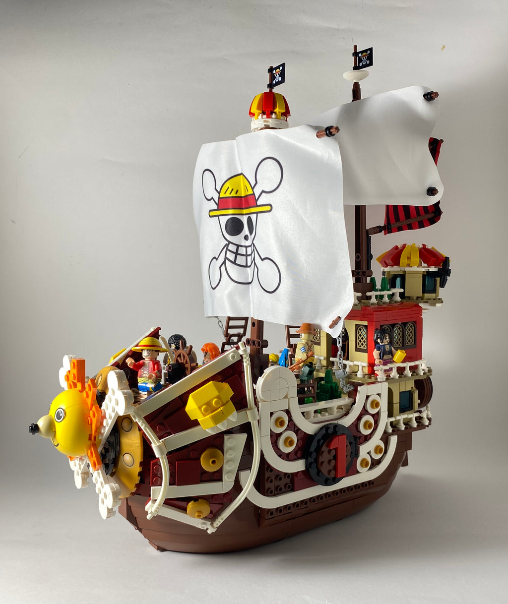 Thousand Sunny Ship nave and Mugiwara crew