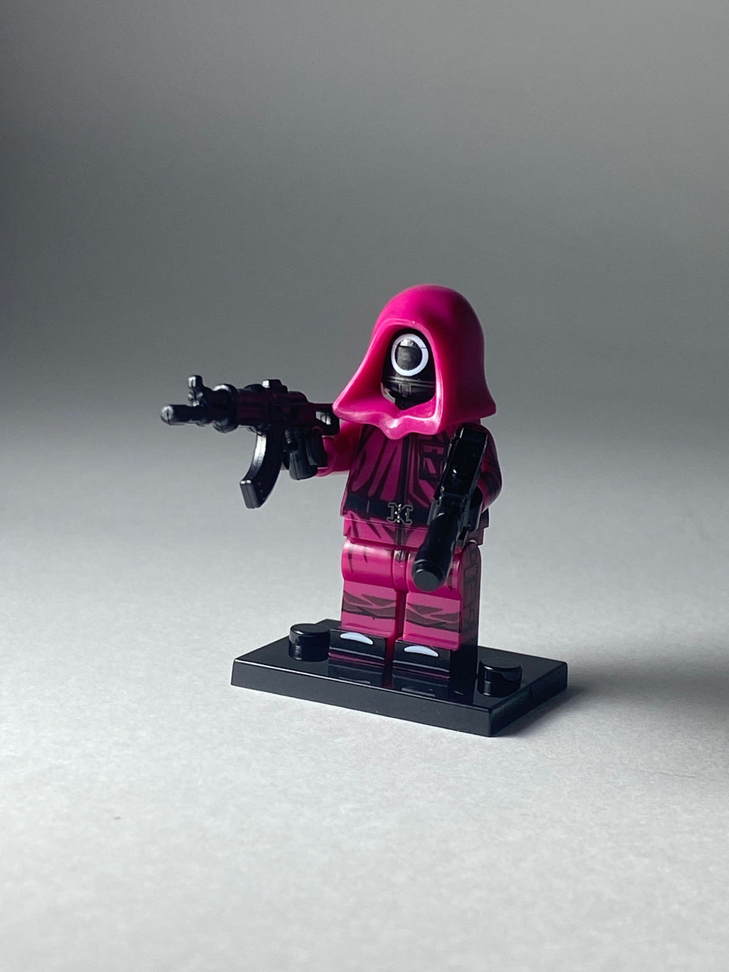 Circle Pink Guard Squid Game